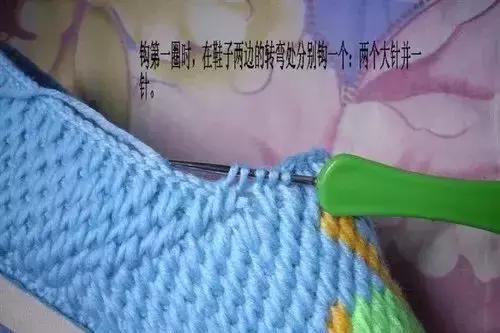 怎么钩毛线拖鞋，学钩毛线拖鞋视频教程（钩针编织的蝴蝶图案的棉拖鞋）