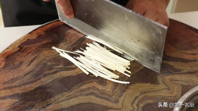 鱼头怎么做好吃，这才是“清蒸鱼头”最好吃的做法（鱼头怎么做好吃又简单视频）