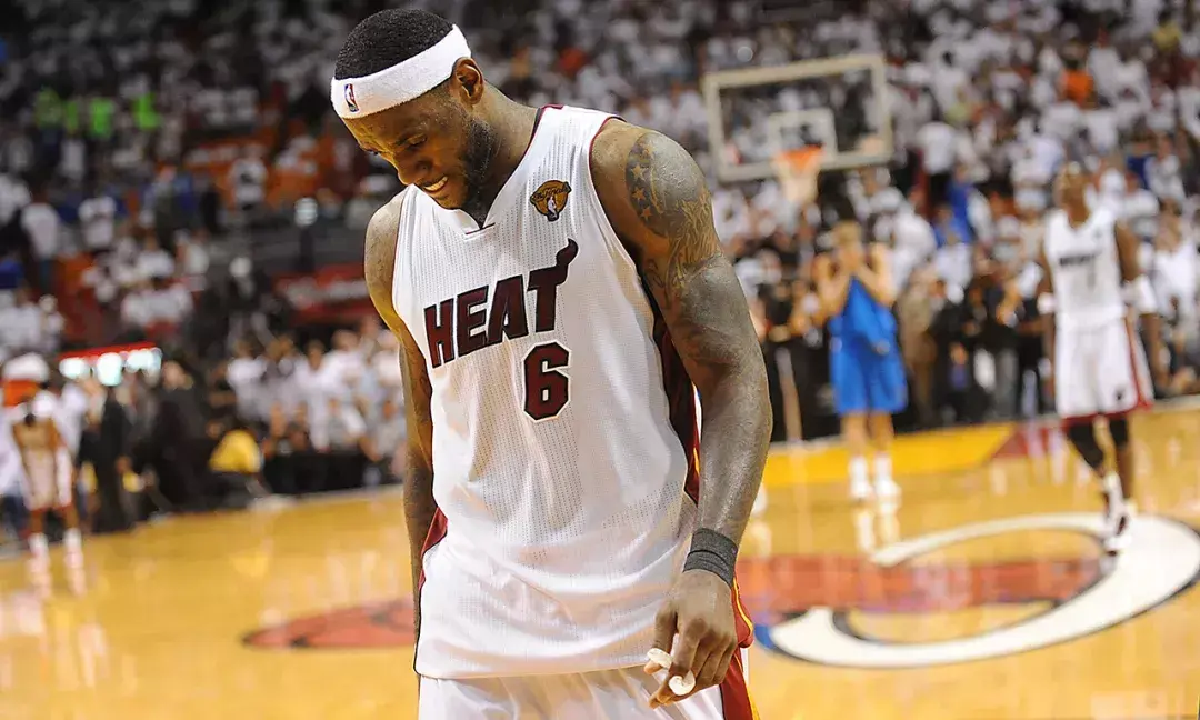 小红书：詹姆斯总决赛比分 生涯首座NBA总冠军！詹姆斯回看2012年总决赛战雷霆