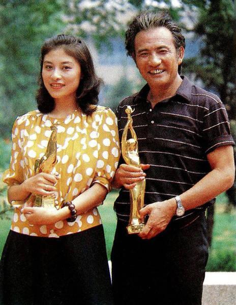 岳红离过几次婚，女儿5个月老公弃她而去