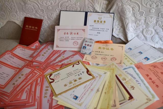 光荣的红领巾歌词，鲜艳的红领巾歌词（致敬，光荣的红领巾）