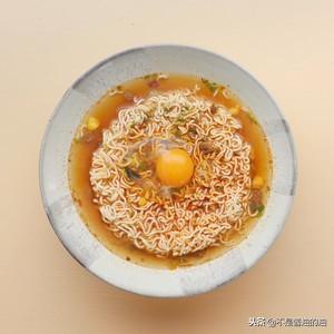 微波炉泡面的做法，用微波炉煮方便面（微波炉任意泡面）