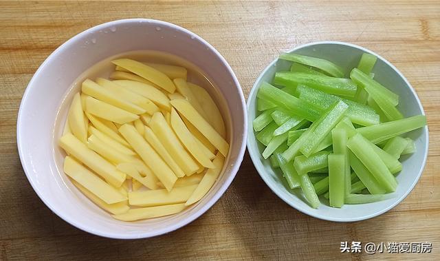 干锅大虾怎么做，干锅虾的做法（下酒又下饭一大锅不够吃）