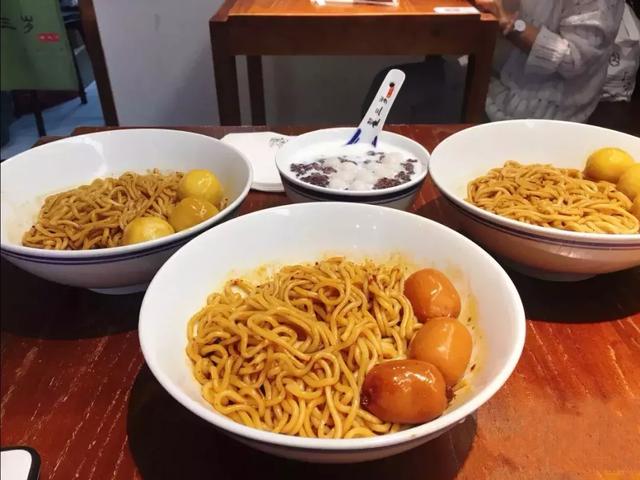 鱼蛋面里面的鱼蛋是什么，鱼蛋是什么样子的（鱼蛋和车仔面简直就是标配）