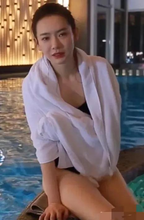 戚薇海边蓝色泳衣，戚薇泳装照牺牲大