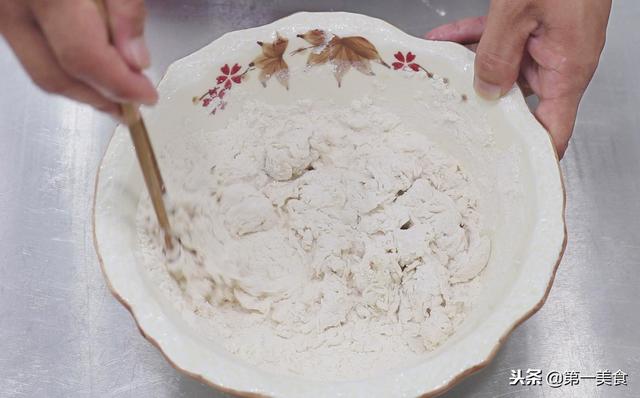 鸡蛋饼用什么面粉，鸡蛋饼用低筋面粉还是高筋面粉（快速做发面鸡蛋饼）