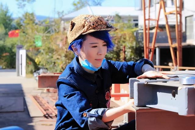 蝴蝶泉边黄雅莉，蝴蝶泉边简谱（被“超女之母”夏青视为亲女儿的黄雅莉现在怎么样了）