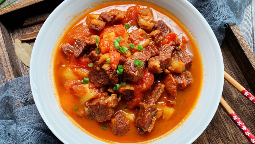 【番茄土豆烧牛腩】做法步骤图 牛肉软烂下饭-起舞食谱网