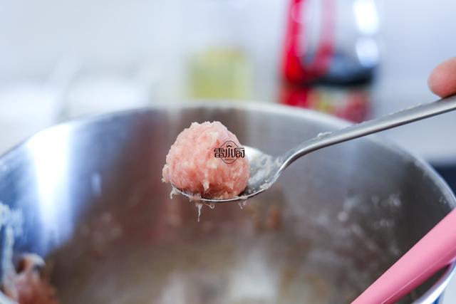 肉丸子怎么做又滑又嫩有弹性，肉丸子的制作方法和配料（猪肉丸子的正确做法）