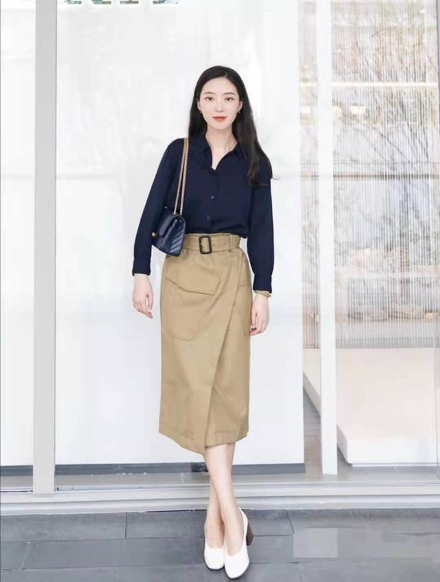 卡其色裙子配什么颜色上衣，卡其色半身裙搭配什么颜色上衣（卡其色半身裙配什么颜色上衣好看）