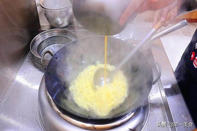 鸡蛋炒米饭的正确做法，米饭粒粒分明太香了