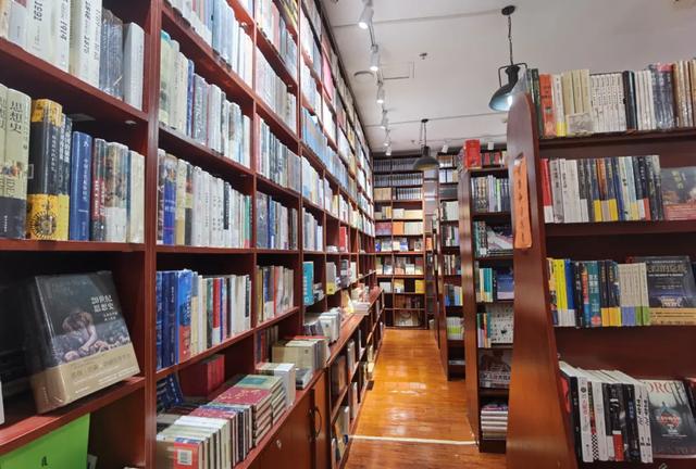 附近书店在哪个位置离我最近，离这里最近的文具店（厦门这些“有颜有料”的书店）