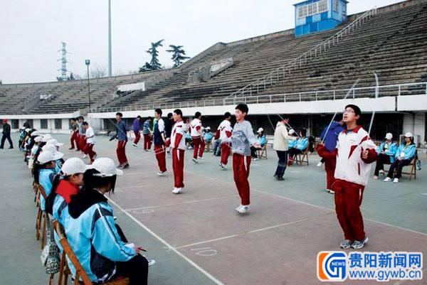 中考实心球是几公斤的，中考实心球多重（中考体育考试满分全攻略）