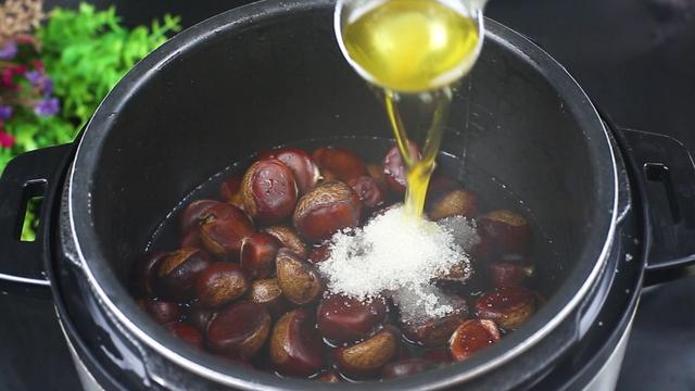 糖炒板栗的做法，糖炒去壳的板栗的做法（想吃糖炒板栗不用买）