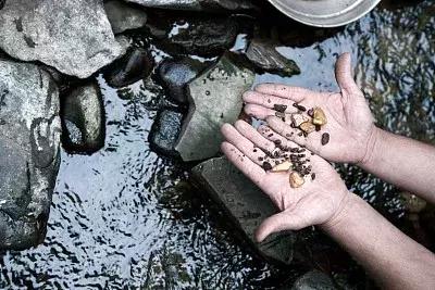 淘金需要哪些设备，河沙中的黄金怎么提出（淘金姿势get起来）