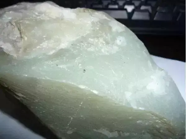 怎么判断是玉还是石头，河边石头怎么分辨玉石（如何鉴别一块石头：是不是玉）