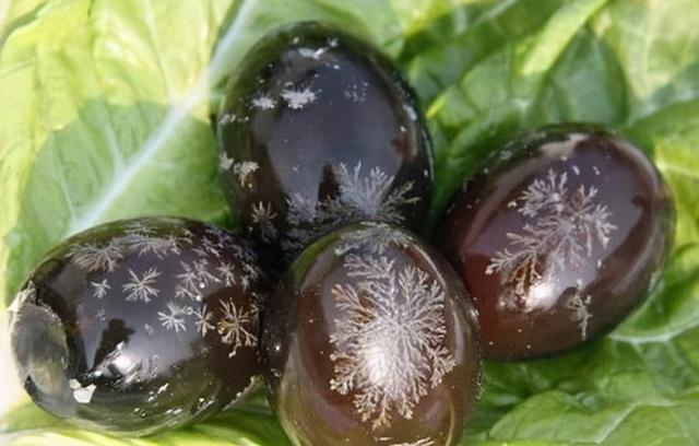 松花蛋的功效与作用，皮蛋的营养价值及功效与作用（到底对身体有益还是有害）