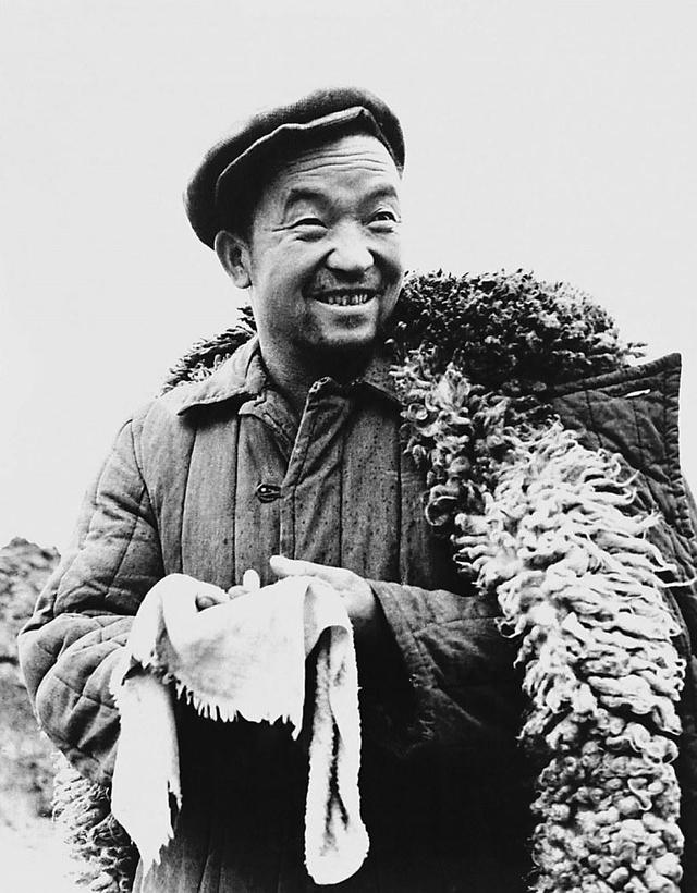 王进喜事迹简介，王进喜的事迹（“铁人”王进喜是国家的“老黄牛”）