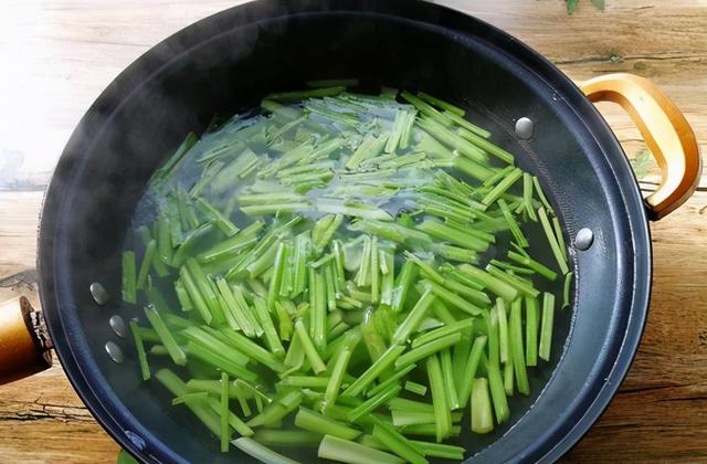 芹菜炒肉丝的做法，芹菜炒肉丝的做法窍门（芹菜脆嫩肉丝不柴呢）