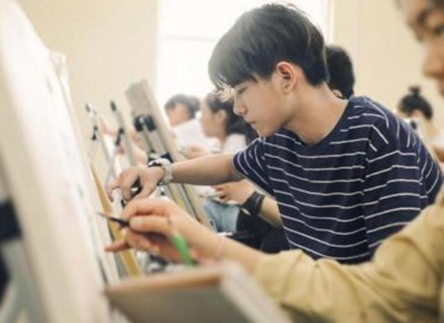 艺术生文化课考多少分能上一本，艺考多少分能上一本（200分上本已成过去式）