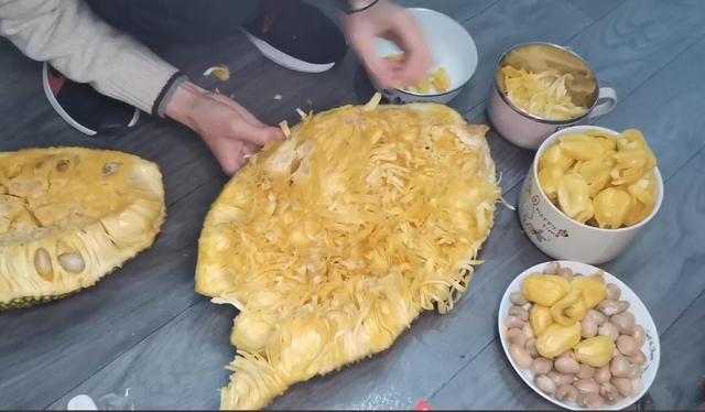 菠萝蜜的胶粘在手上怎么洗掉，菠萝蜜怎么剥皮最简单有效方法（剥菠萝蜜经验分享）