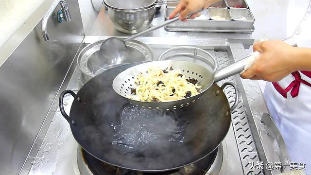 千张的做法大全家常菜，素煮千张的家常做法（厨师长教你：千张的创新做法）