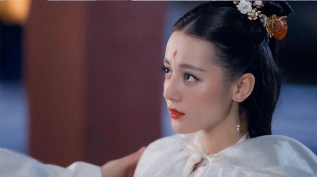 三生三世枕上书叶青缇和凤九什么关系，三生三世枕上书凤九救叶青缇（《枕上书》同样是因凤九而死）