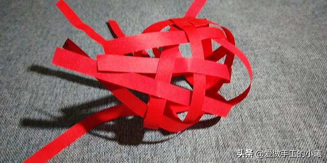 如何用一张纸折纸灯笼，如何用一张纸折纸灯笼视频（用四张纸条做成的折纸灯笼）