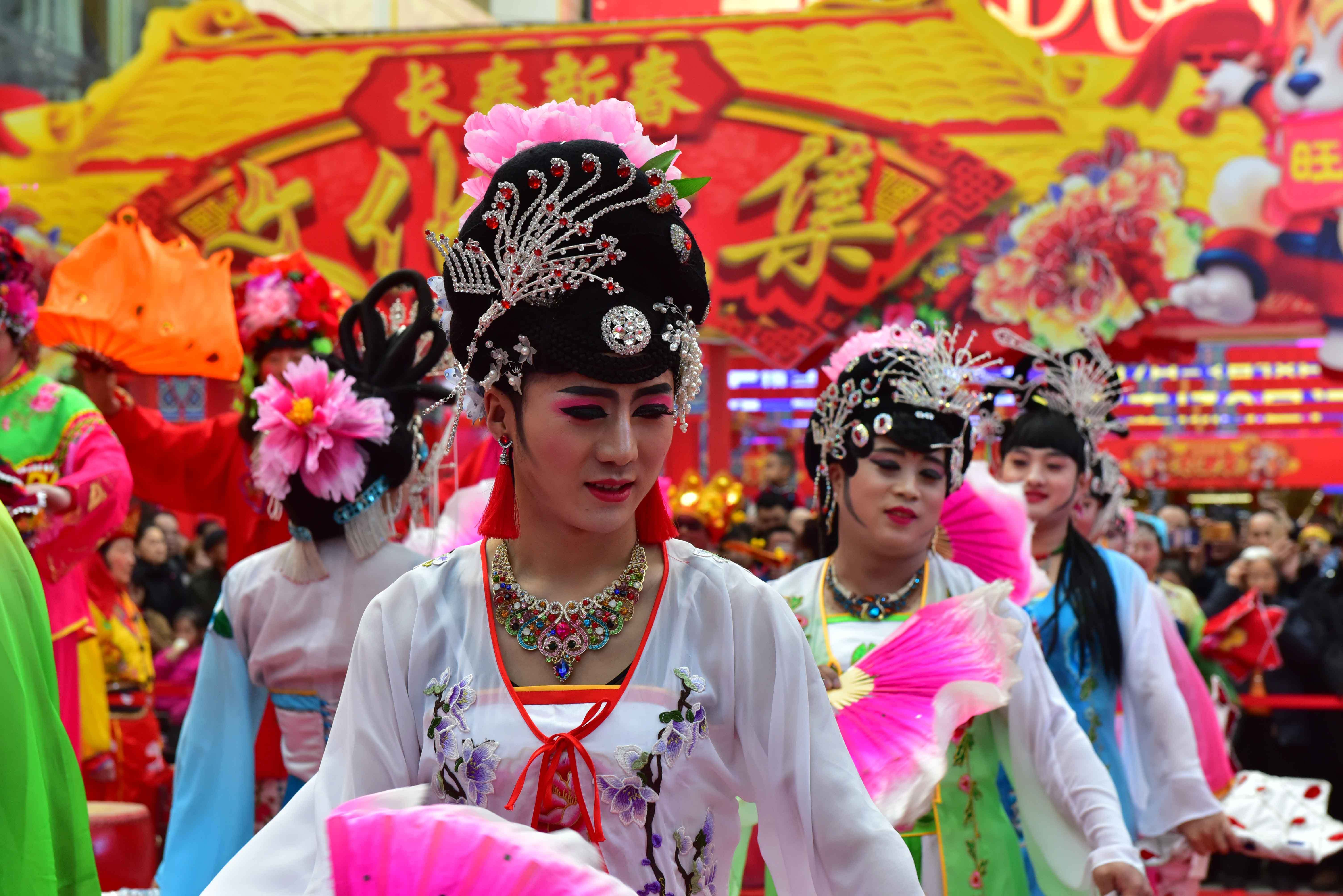 可不仅仅是舞龙耍狮子啊,那,还有大秧歌呢,咱东北这疙瘩,过年啥时候能