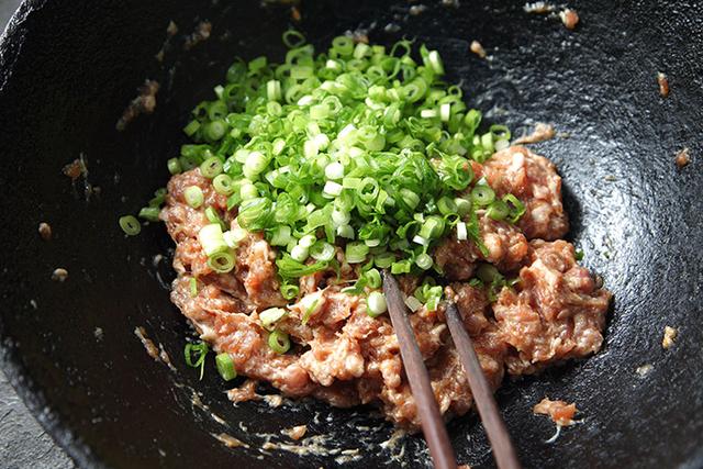 豆角肉馅饺子怎么调馅，豆角饺子馅怎么做好吃窍门（食谱丨猪肉豆角馅饺子）