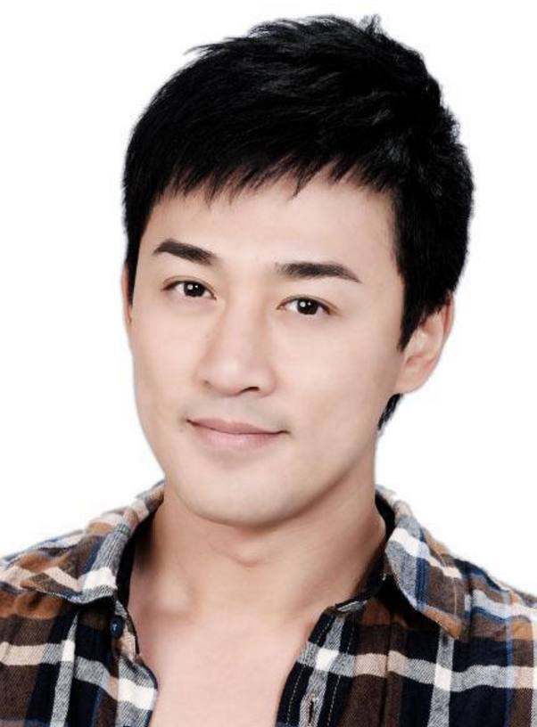 就有"痞"的感觉了黄宗泽也有类似的感觉个人觉得林峰不算是骨像帅哥