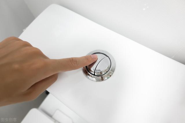 怎样换马桶马桶店的人给装吗，家里换马桶方便吗（别听商家说得“天花乱坠”）