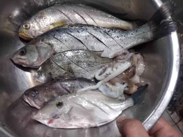 杂拌鱼做法，酱炖杂拌鱼的家常做法（海边这做法最值得一试）