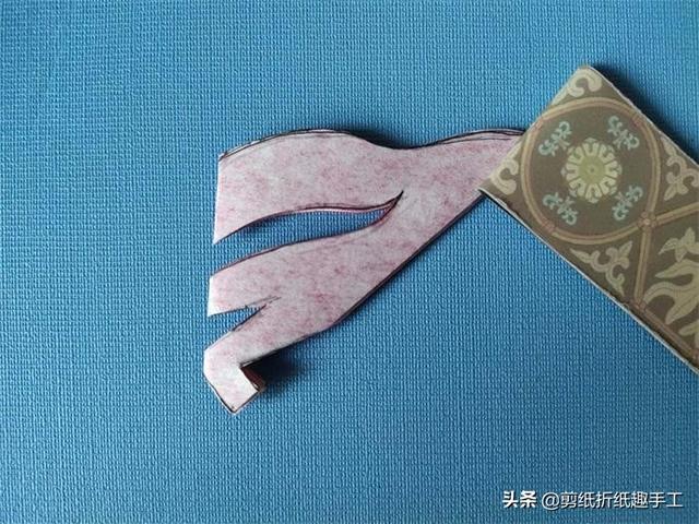 简易剪纸花-先折纸！，花用折纸怎么剪（分享漂亮的手帕剪纸）