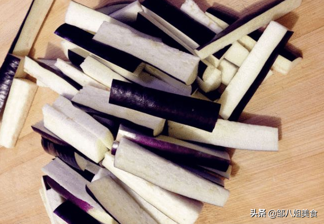 茄子干怎么做好吃，晒干的茄子干怎么做好吃法（三伏天多晒些茄子干）