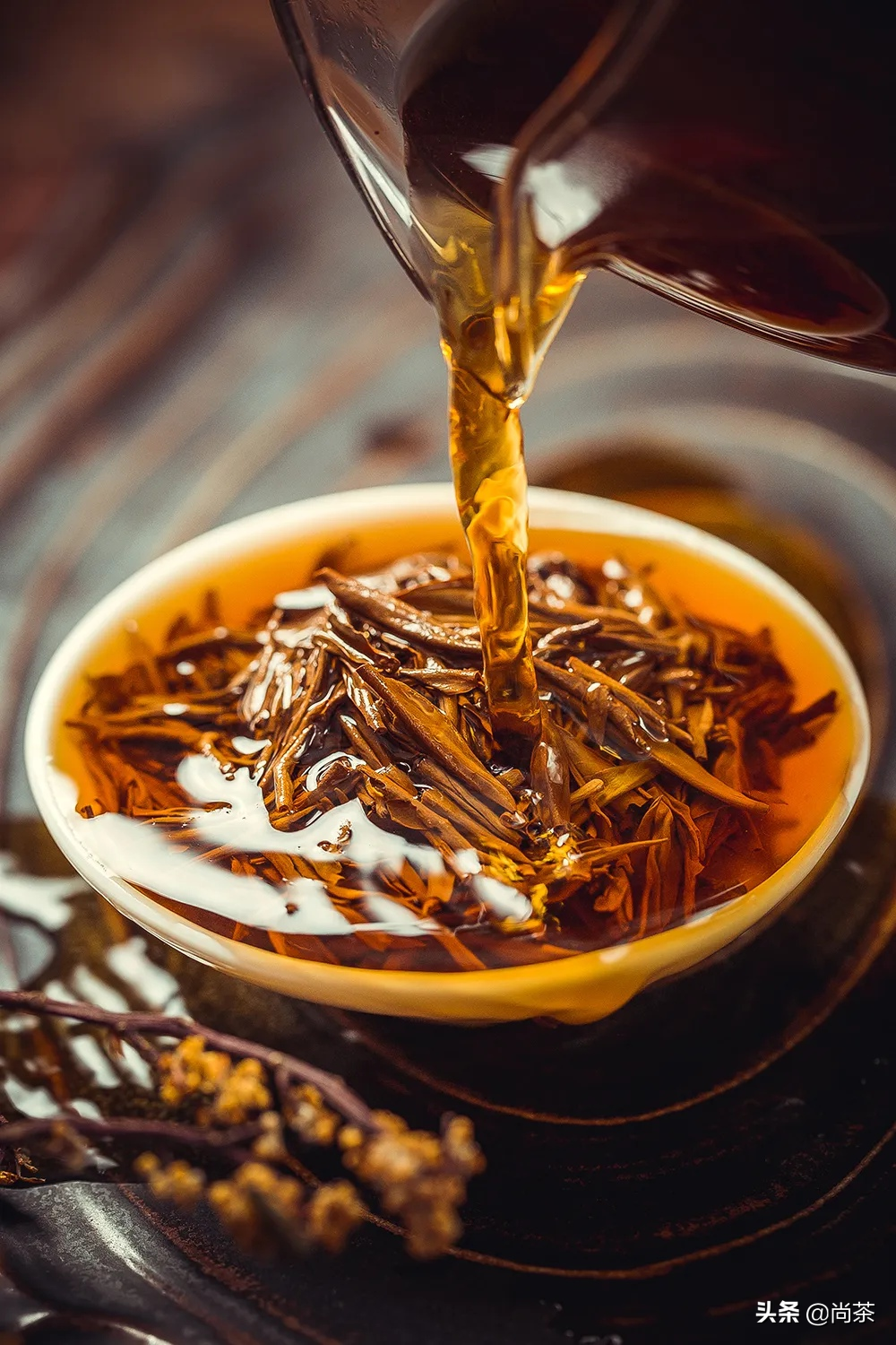 "竹海金茗"属条形红茶,该茶是宜兴地方名茶----阳羡茶特色品种之一,是