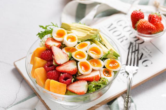 正常一日三餐摄入多少热量，正常一日三餐摄入多少热量可以减肥（减脂餐计划：一日三餐这么吃）