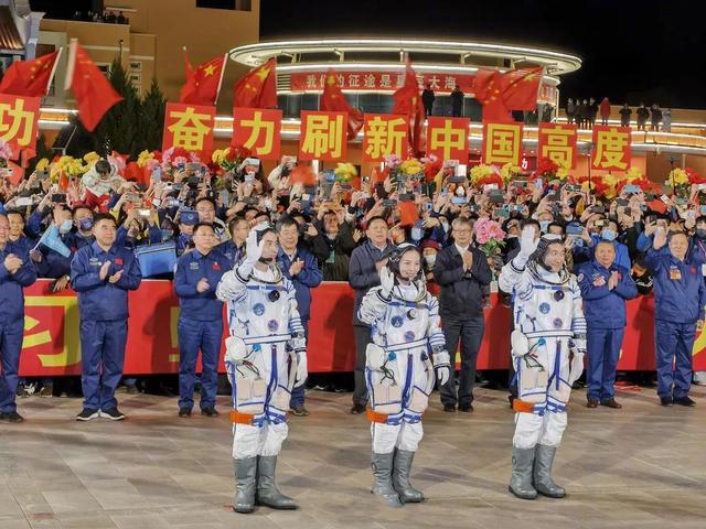 宇航服有哪些功能（一套舱外宇航服为何造价上千万）