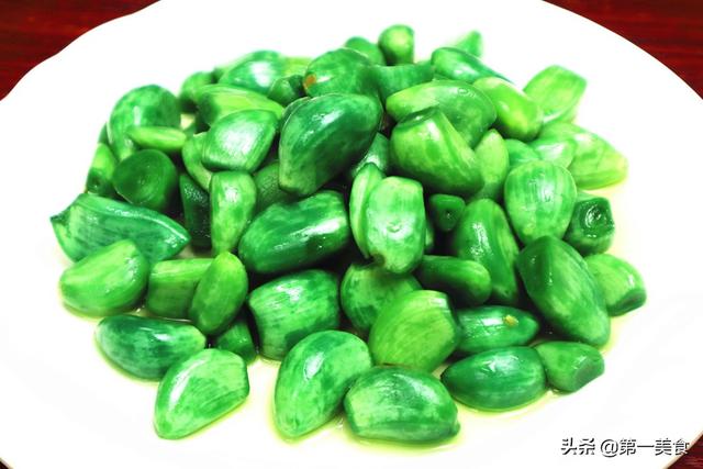 腊八蒜怎么做，翠绿的腊八蒜怎么做（用厨师长的做法、2天就变绿）