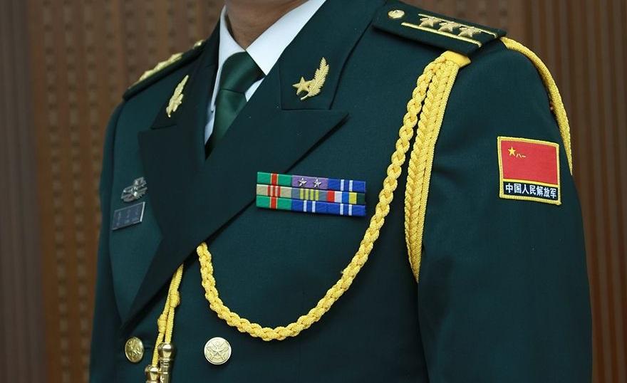的资历章有三排,且中间的级别略章上有两颗白色的星徽,标配是上校军衔