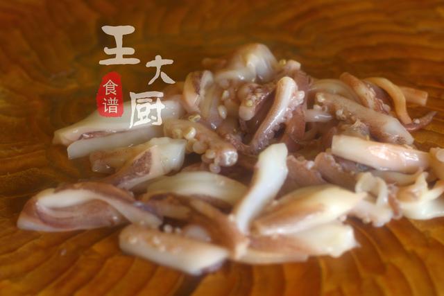 炒鱿鱼片鱼片的家常做法，爆炒鱿鱼片怎么做（洋葱爆炒鱿鱼的正确做法）