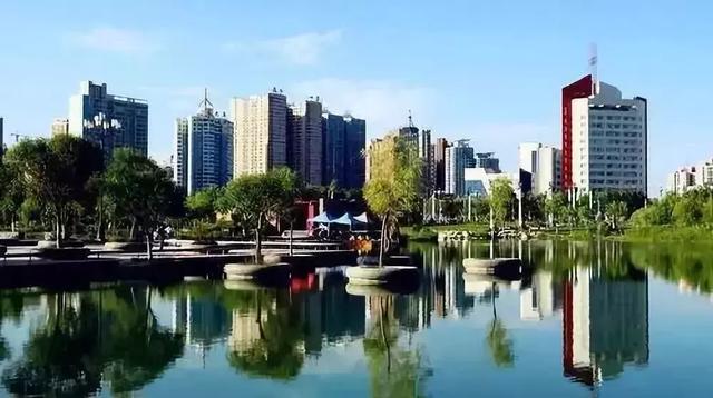 库尔勒市是新疆巴音郭楞蒙古自治州州府,也是新疆第二大城市,北倚天山