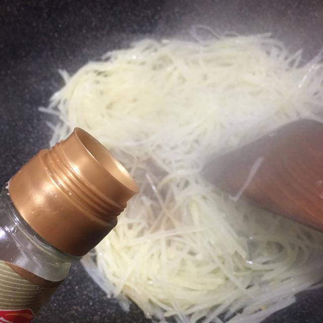 青椒土豆丝的做法，青椒土豆丝的做法步骤图片（懒人必备的青椒土豆丝）