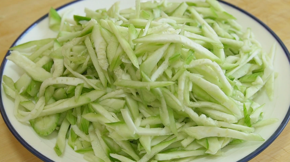 圖片[2]-【絲瓜豆腐餅】做法步驟圖 10分鐘出鍋 孩子特別喜歡吃-起舞食譜網(wǎng)