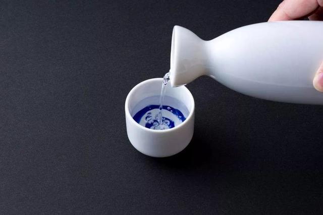 鹿茸血酒的功效和禁忌，先学会温酒~鹿茸泡酒更养生