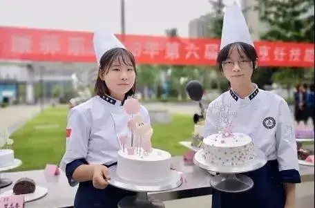 长沙民政职业技术学院学费，长沙民政职业技术学院最好的专业是哪些（职校宿舍空调、游泳馆一应俱全）