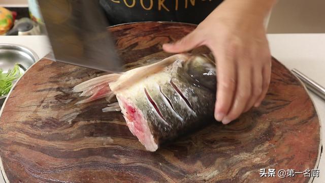 鱼头怎么做好吃，这才是“清蒸鱼头”最好吃的做法（鱼头怎么做好吃又简单视频）