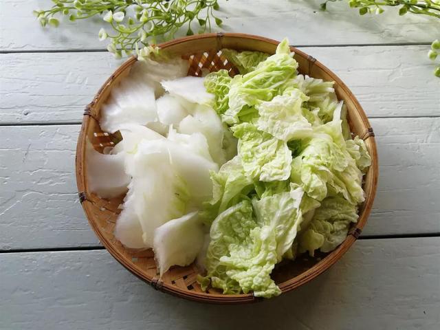 怎样做美味的白菜木耳炒肉，白菜木耳炒肉怎么炒好吃（木耳肉片炒白菜的做法）