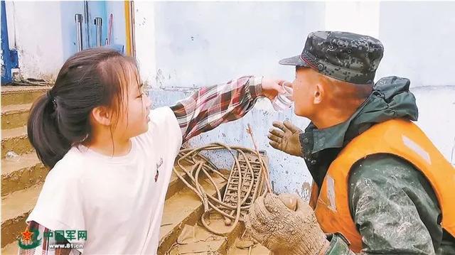 致敬抗疫英雄短句，致敬抗疫英雄短句子（致敬所有中国军人）