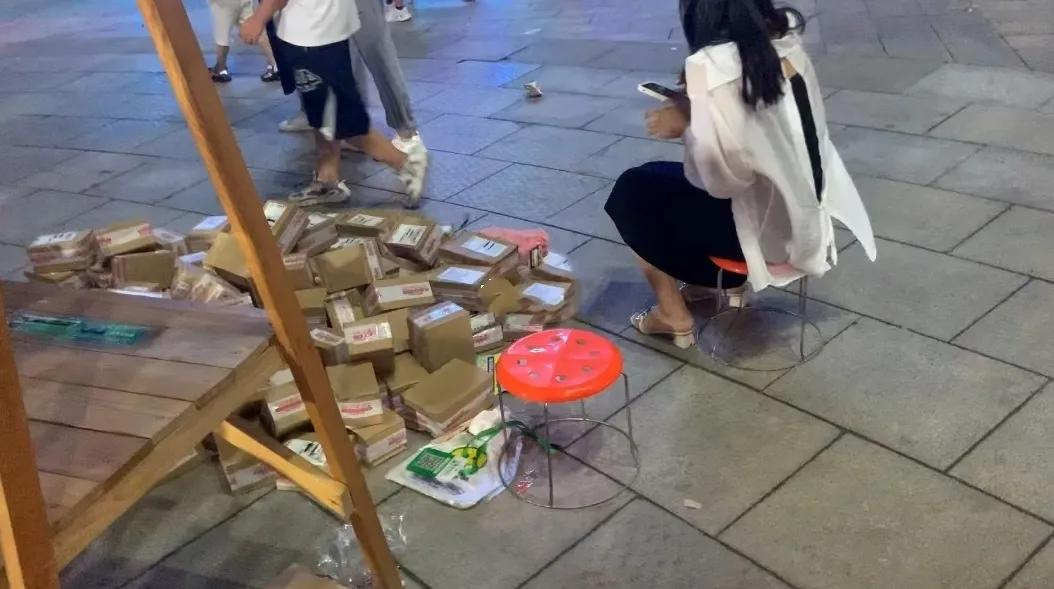 摆地摊卖什么最火(女孩子摆摊卖什么赚钱成本又低)
